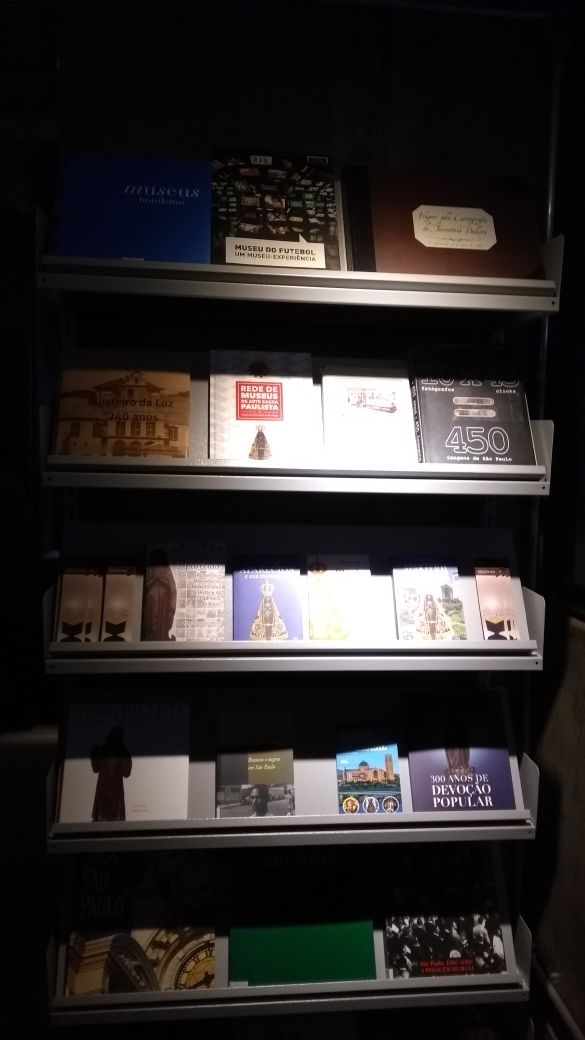 Livros da Editora Santu&aacute;rio na exposi&ccedil;&atilde;o 300 anos de devo&ccedil;&atilde;o popular no museu de arte sacra de S&atilde;o Paulo