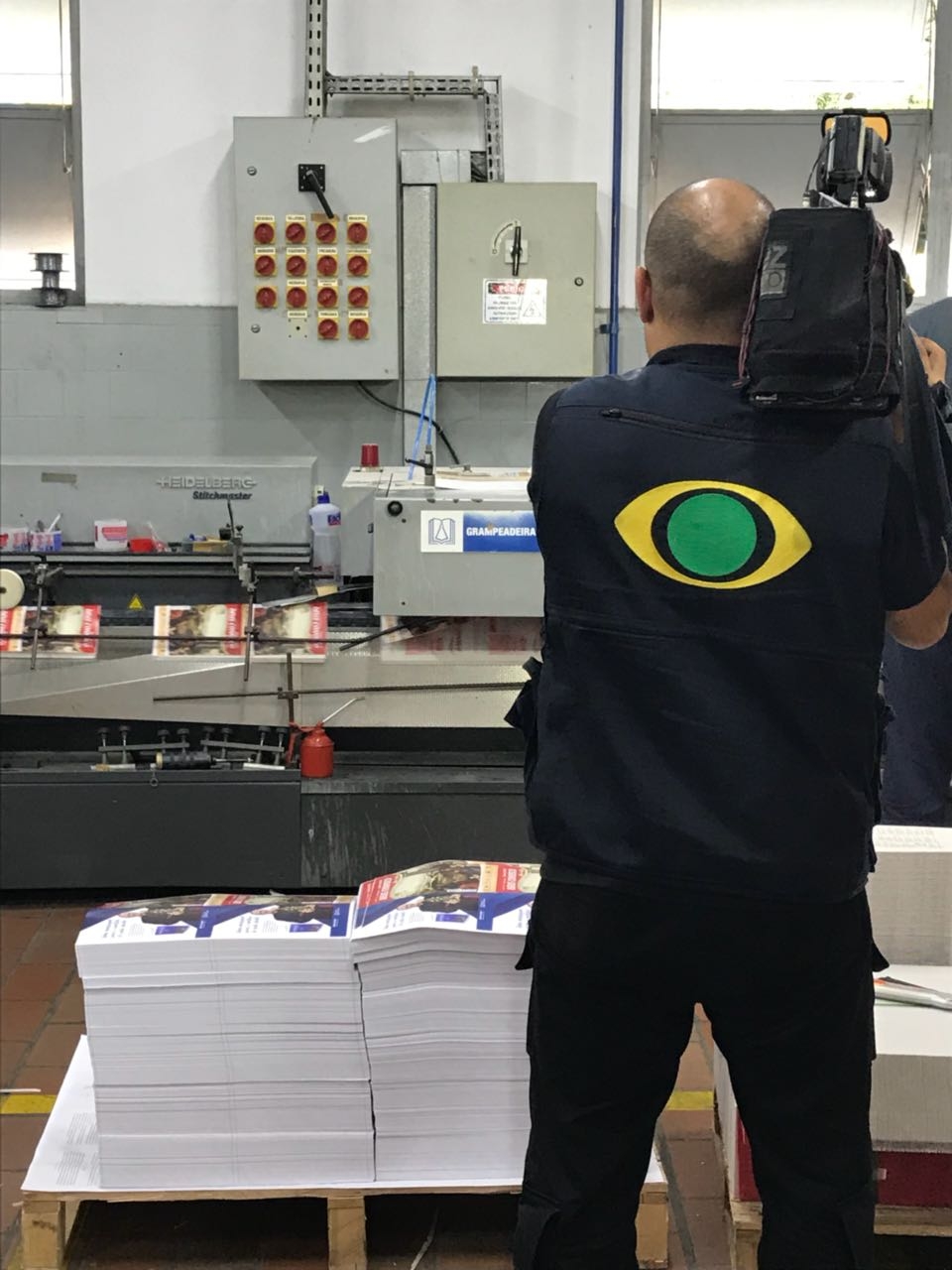 TV Band visita parque gr&aacute;fico da Editora Santu&aacute;rio